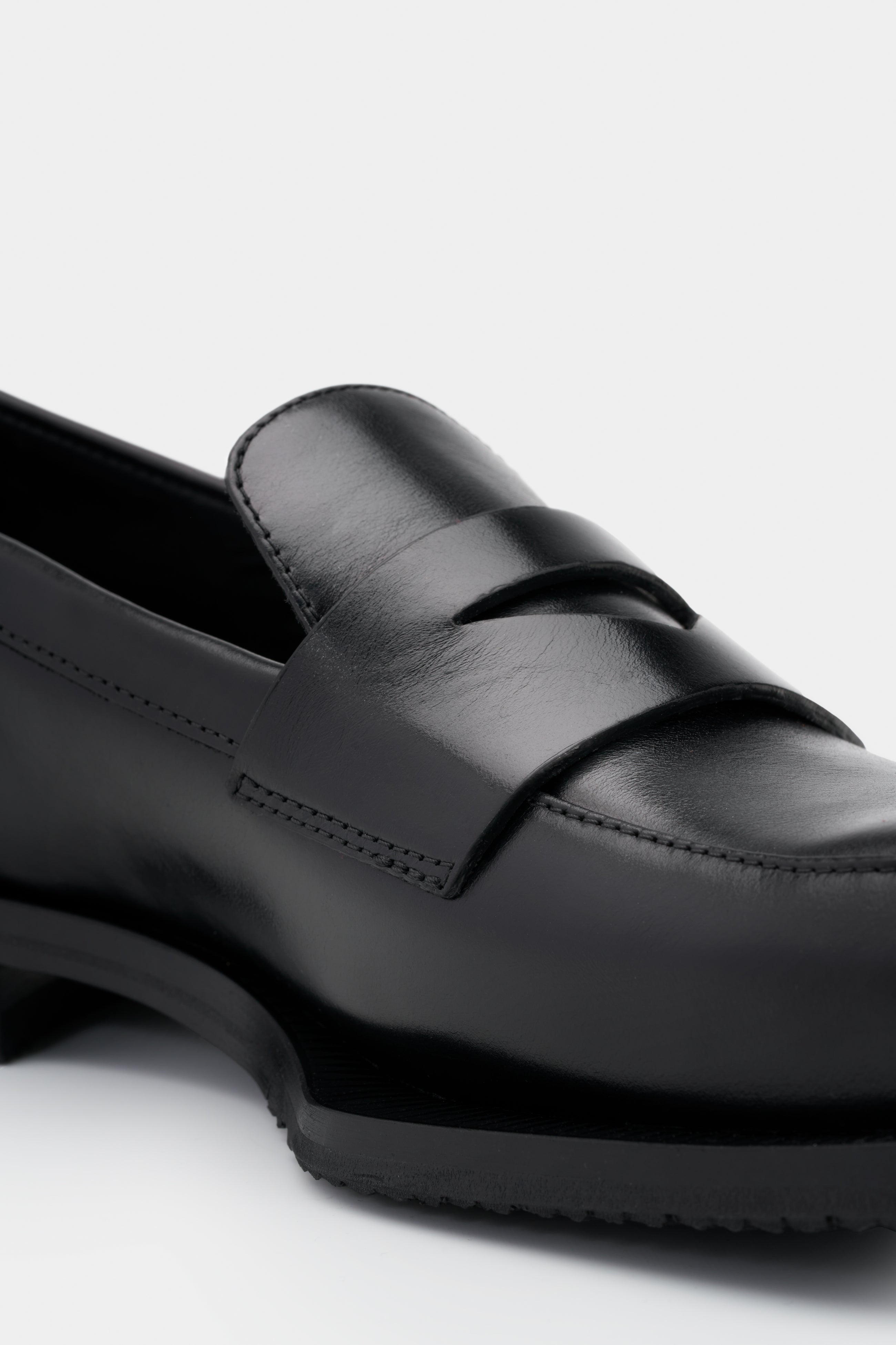 Savant Black Leather